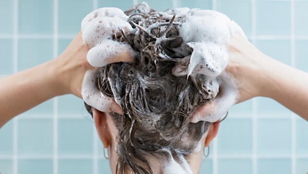 femme-se-lave-cheveux-shampoings